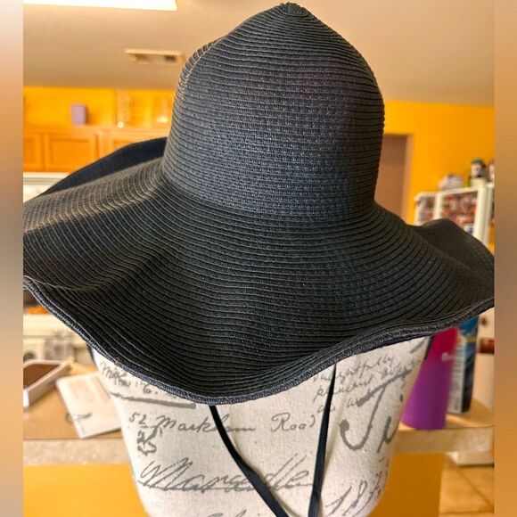 Black floppy sun hat - Picture 1 of 6